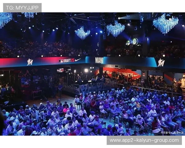 电竞赛事选手入场仪式强化视听震撼，电竞比赛观众席